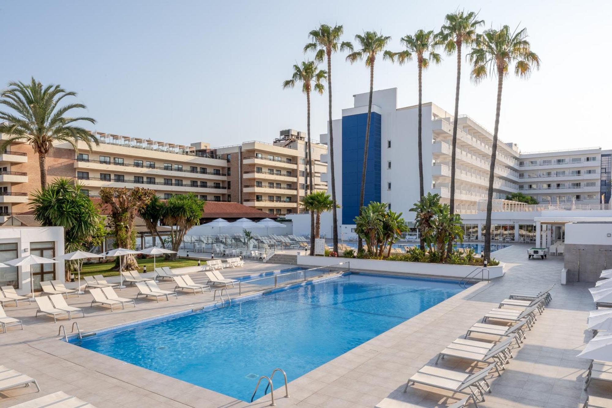 Отель Globales Santa Ponsa Park Экстерьер фото