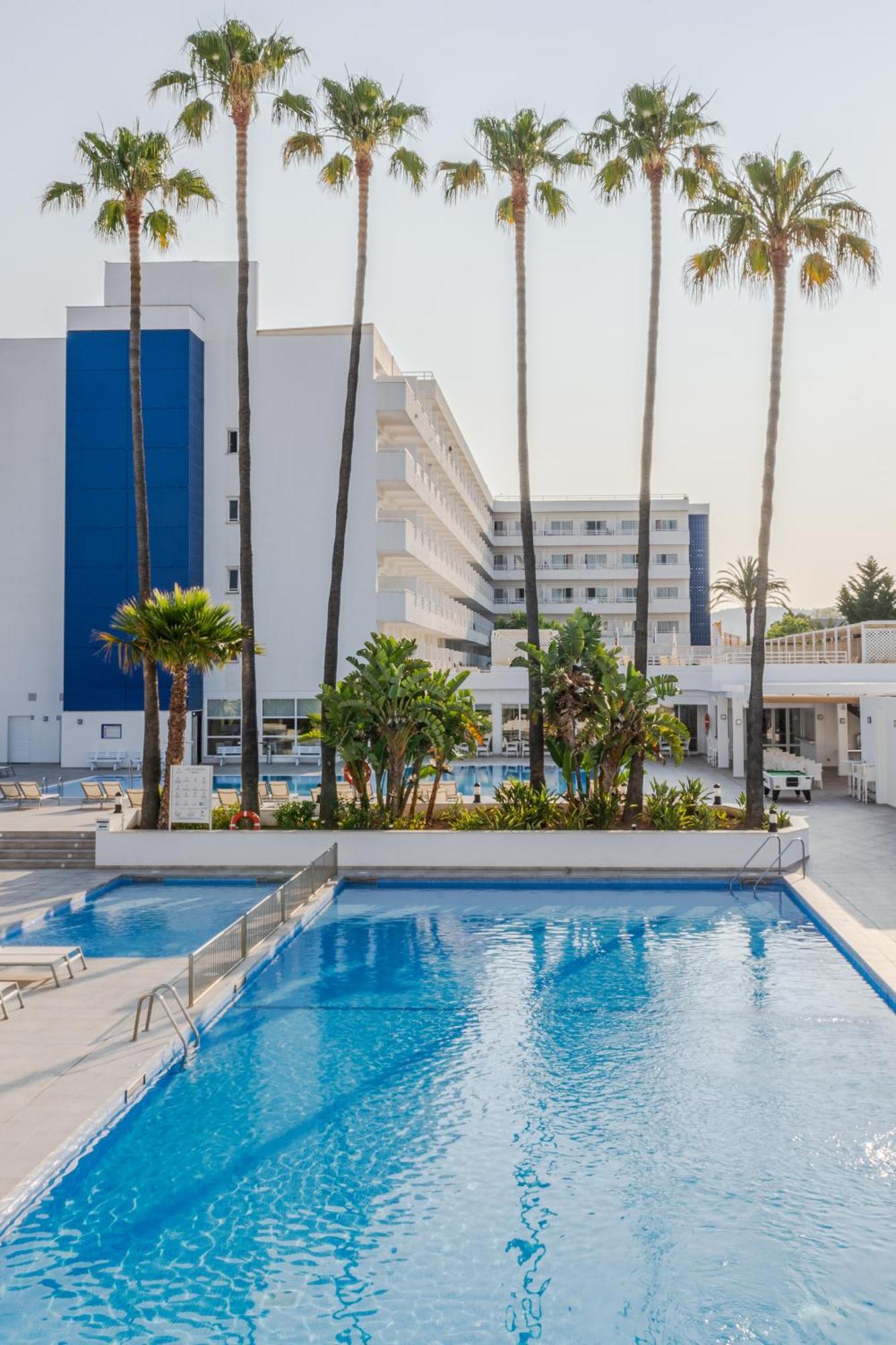 Отель Globales Santa Ponsa Park Экстерьер фото