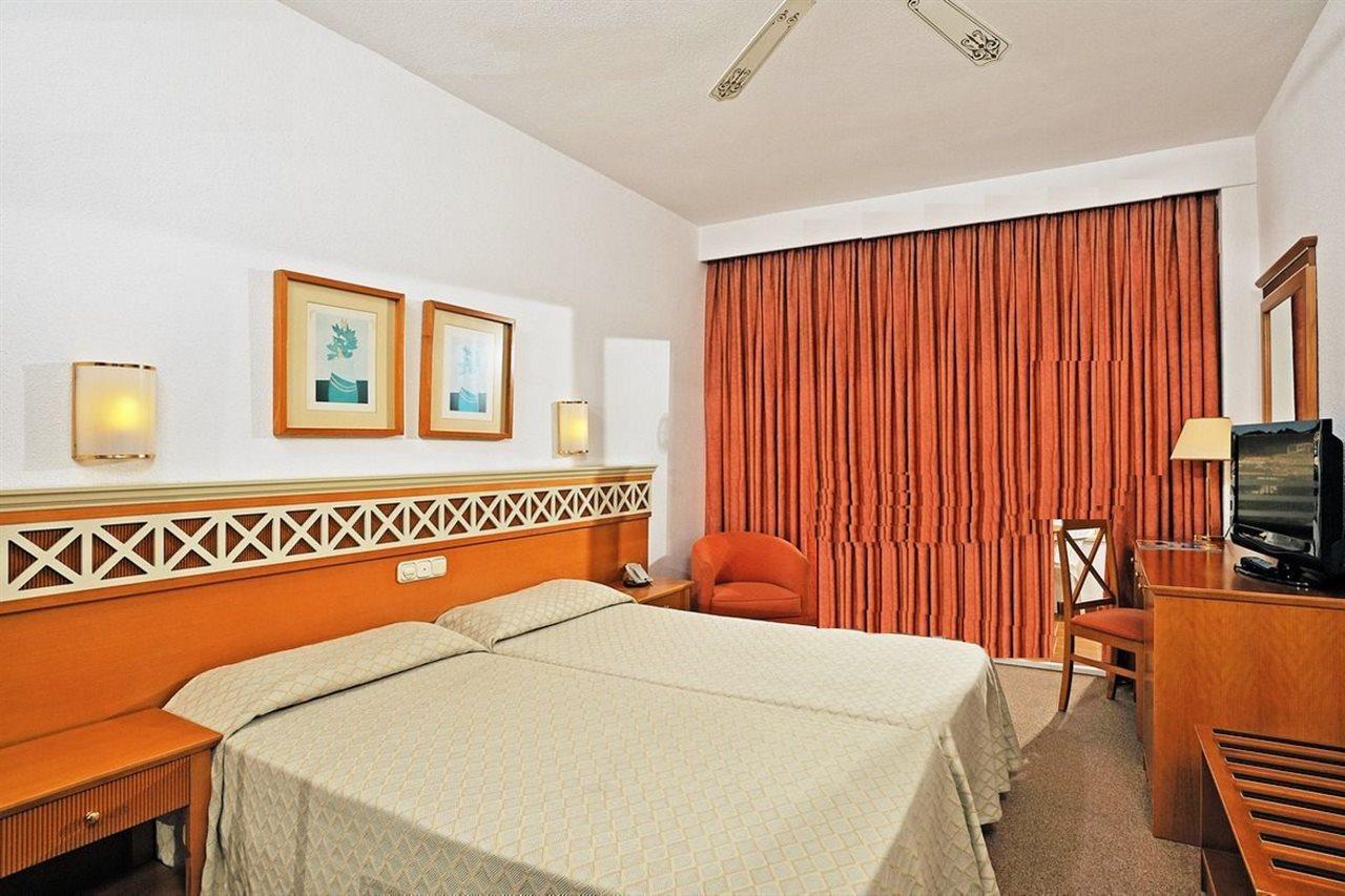 Отель Globales Santa Ponsa Park Экстерьер фото
