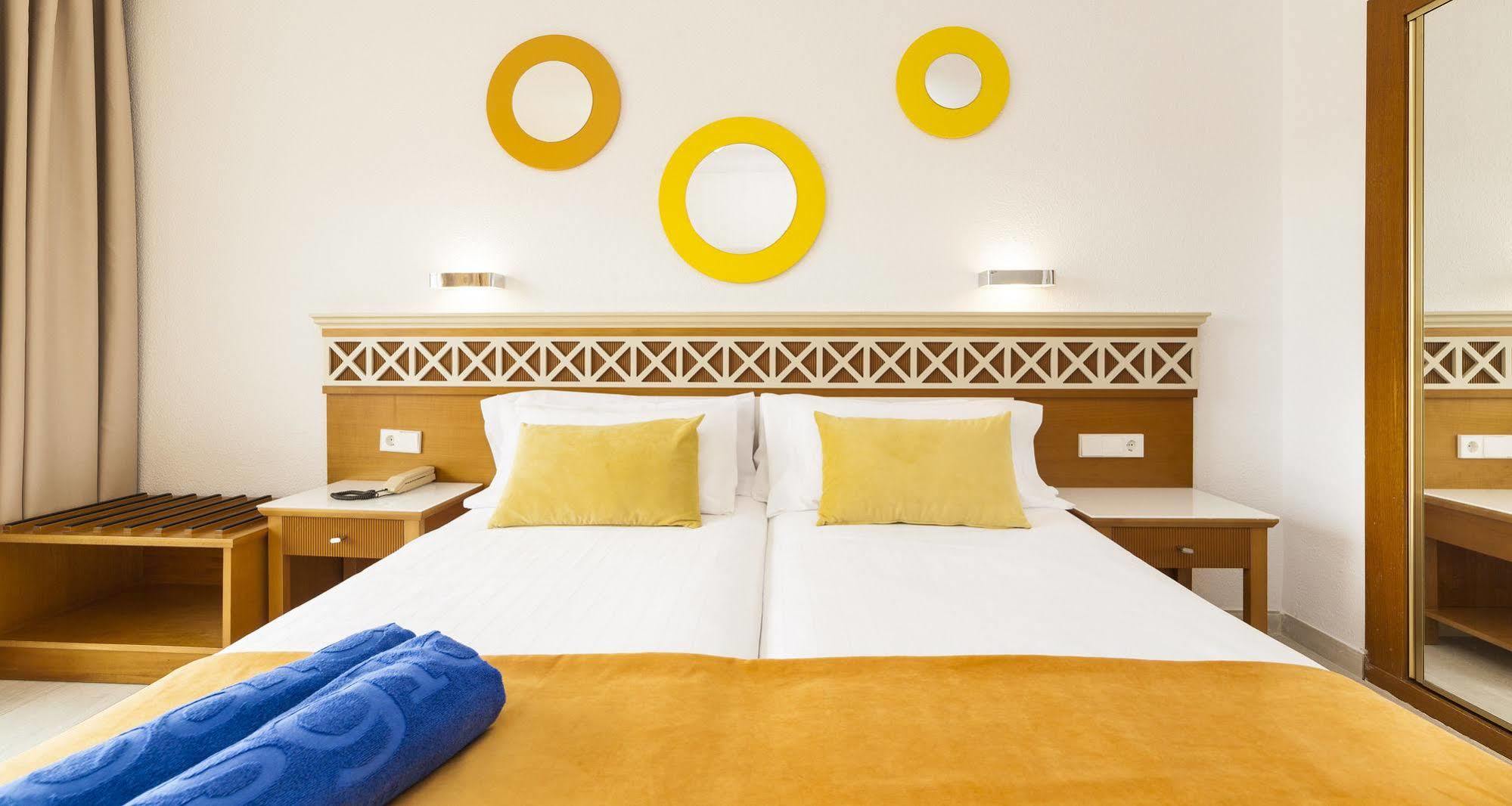 Отель Globales Santa Ponsa Park Экстерьер фото